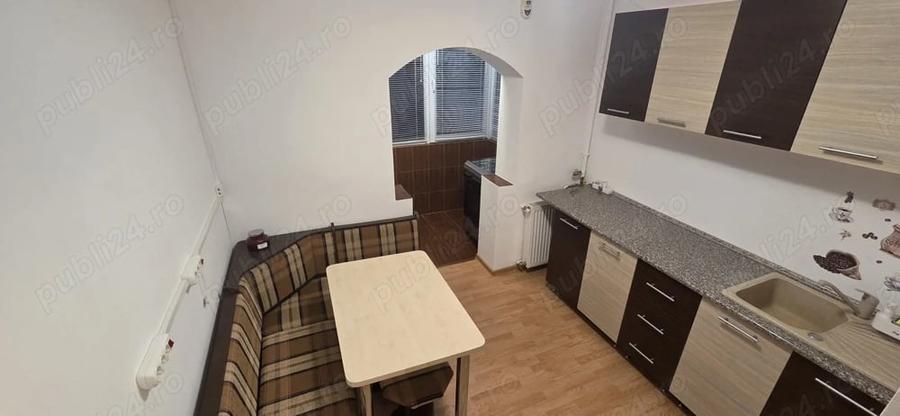 Apartament cu 3 camere semidecomandat, mobilat în Aradului