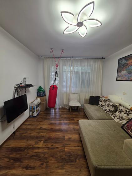 Apartament cu 4 camere semidecomandat în Tomis Nord