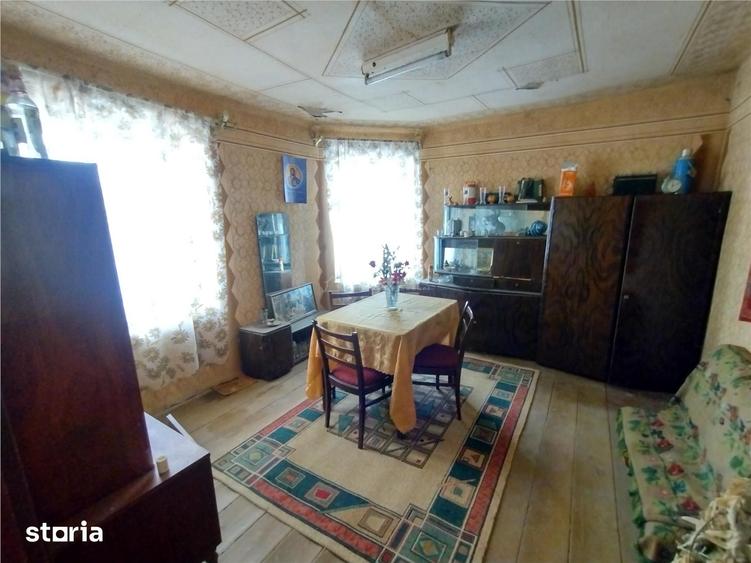 Casă cu 7 camere cu Teren 546 Mp în Socol