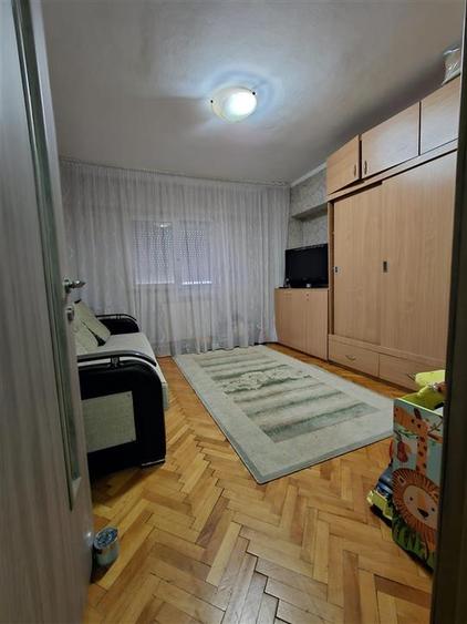 Apartament cu 3 camere decomandat în Călărași