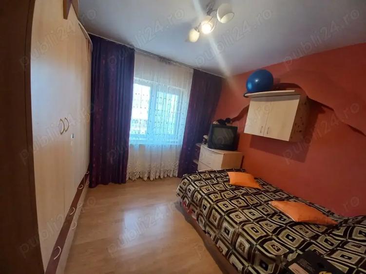 Apartament cu 3 camere semidecomandat în Orizont