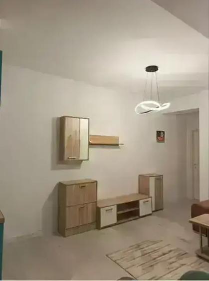 Apartament cu 3 camere semidecomandat, mobilat în Titan