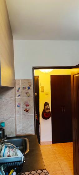 Apartament cu 3 camere semidecomandat, mobilat în Titan