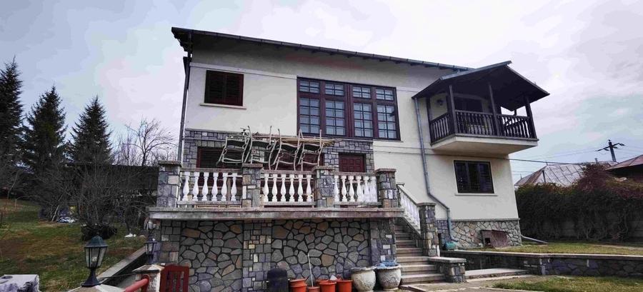 Casă individuală cu 7 camere cu Canalizare în Breaza