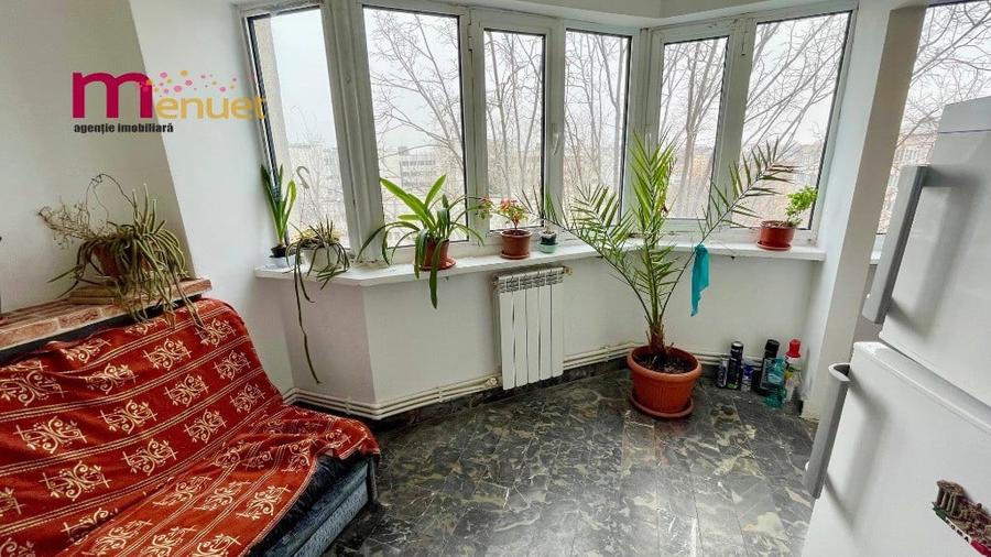Apartament cu 3 camere decomandat în Spitalului