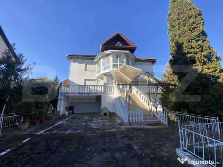Casă cu 7 camere cu Teren 595 Mp în Central