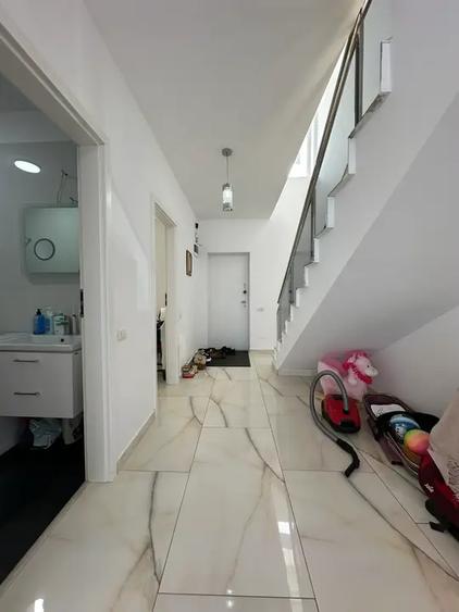 Casă cu 3 camere cu Canalizare în Dobroești