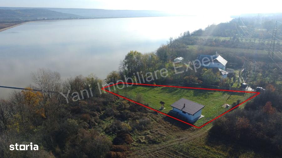 Teren de 1600 mp, în Merișani
