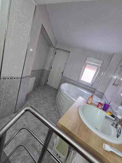 Casă cu 6 camere cu Teren 250 Mp în P-ța Muncii