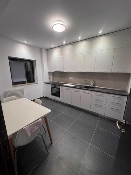 Apartament cu 3 camere decomandat în Băneasa