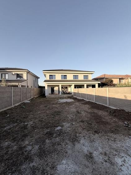 Casă cu 4 camere în Dumbrăvița