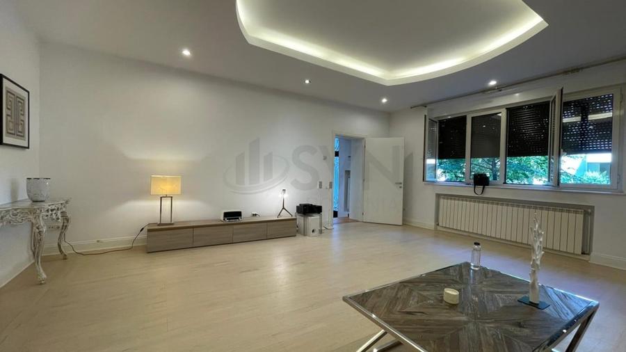 Apartament cu 5 camere semidecomandat, mobilat în Capitale