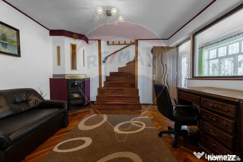 Casă cu 5 camere cu Teren 904 Mp în Central