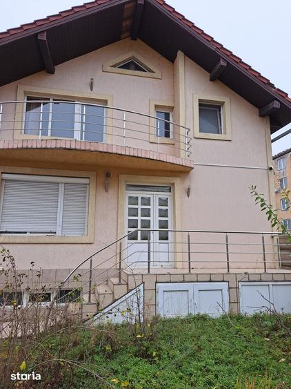 Casă cu 4 camere cu Teren 180 Mp în Central