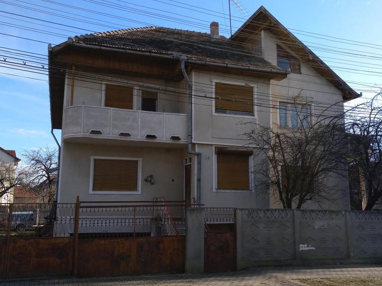 Casă cu 7 camere cu Teren 700 Mp în Central