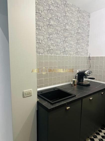Apartament cu 4 camere semidecomandat, mobilat în Victoriei