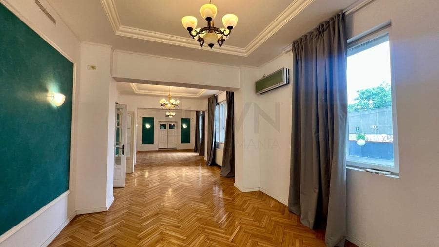 Casă individuală cu 10 camere cu Canalizare în Banu Manta