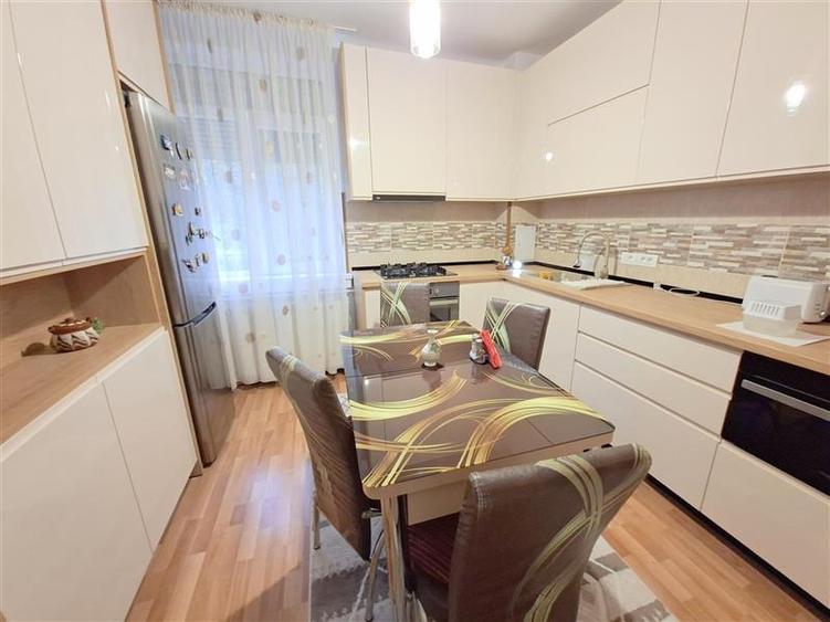 Apartament cu 2 camere decomandat, mobilat în Narcisa