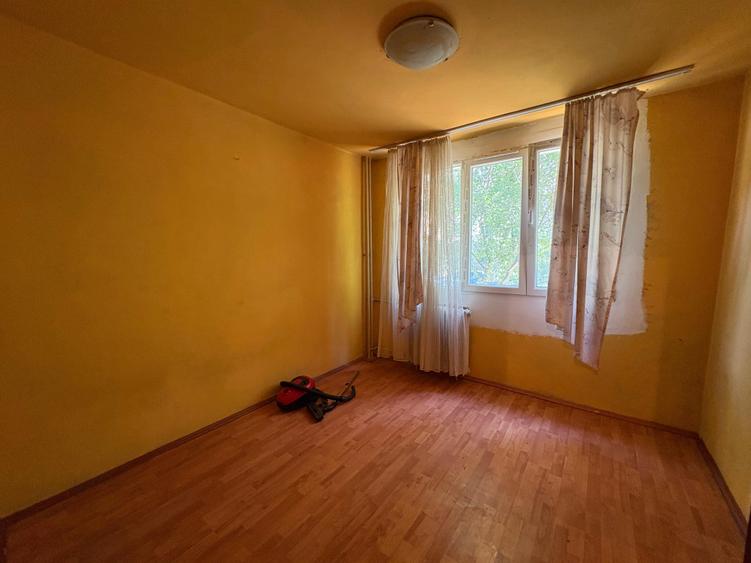Apartament cu 3 camere semidecomandat în Berceni