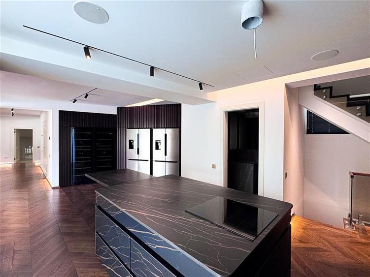 Casă individuală cu 12 camere cu Piscina în Băneasa