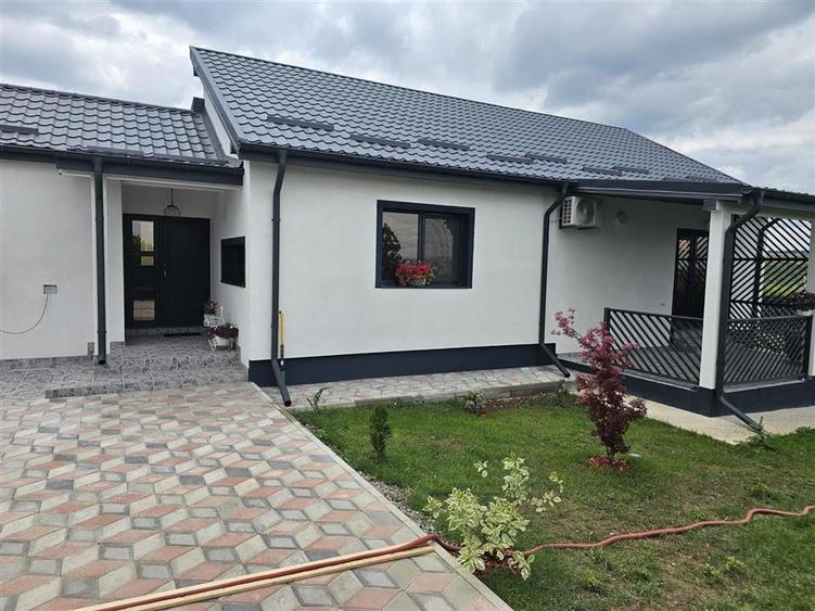 Casă individuală cu 4 camere cu Teren 600 Mp în Vișani