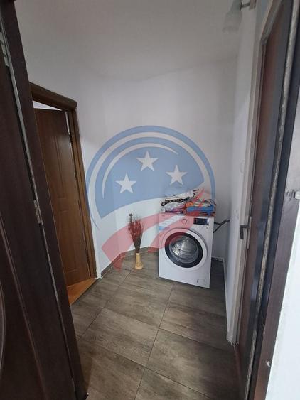 Apartament cu 2 camere semidecomandat, mobilat în Craiovița Nouă