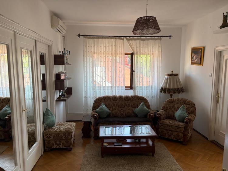Apartament cu 3 camere semidecomandat în Cotroceni