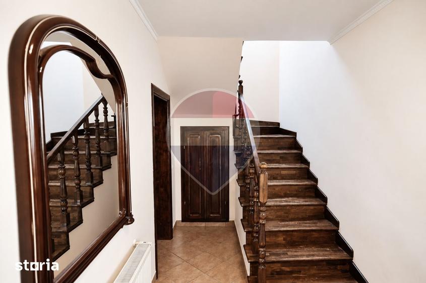 Casă cu 4 camere cu Teren 400 Mp în Central