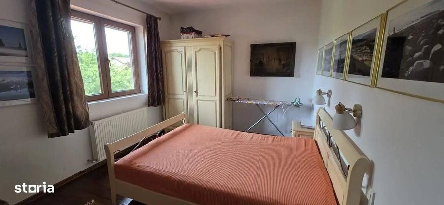 Casă cu 4 camere în Ostratu