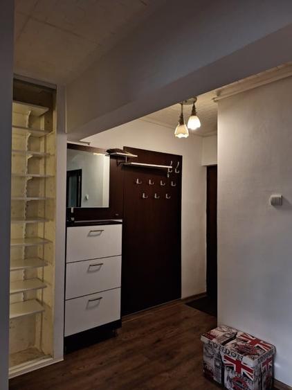 Apartament cu 3 camere semidecomandat, mobilat în Dacia