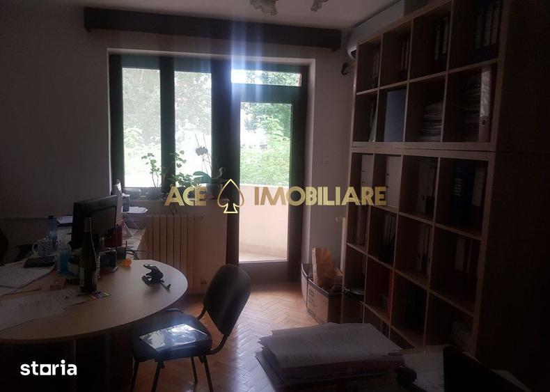 Apartament cu 4 camere, mobilat în Regie