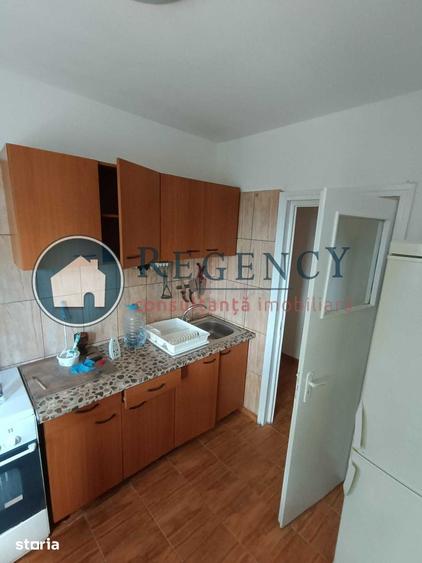 Apartament cu 3 camere semidecomandat în Giulești