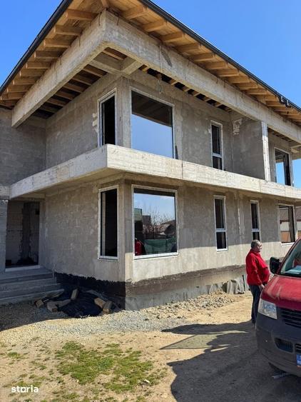 Casă cu 4 camere în Palazu Mare