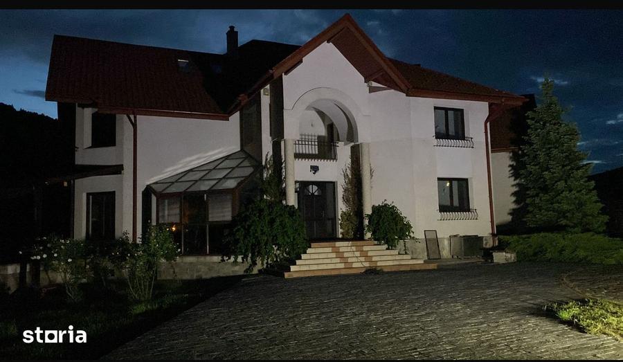 Casă cu 4 camere cu Teren 8000 Mp în Central