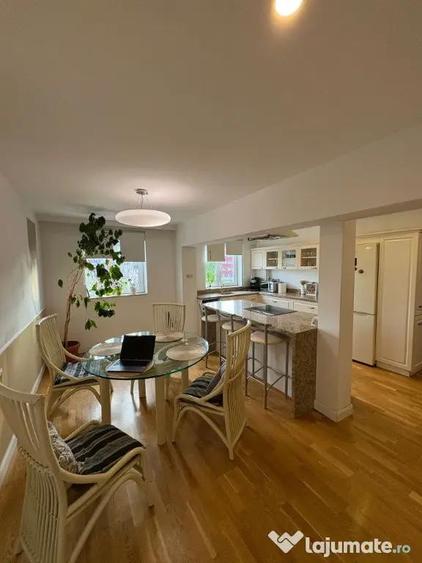 Apartament cu 4 camere decomandat în Calea Moldovei