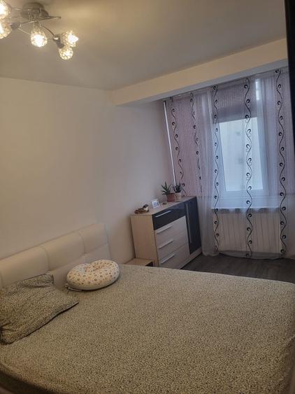 Inchiriez apartament cu 3 camere zona centrala - 1