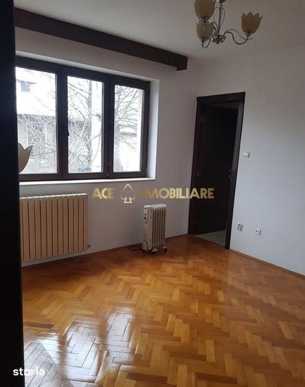 Apartament cu 4 camere, mobilat în Regie