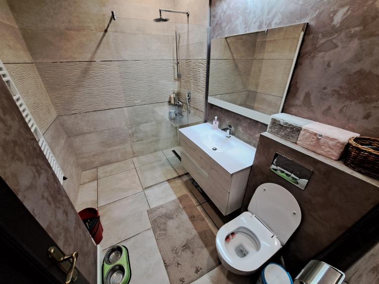 Apartament cu 5 camere decomandat, mobilat în Cotroceni