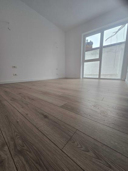 Apartament cu 3 camere semidecomandat în Unirii