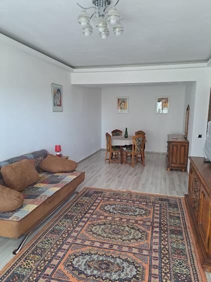 Apartament cu 2 camere decomandat, mobilat în Tractorul