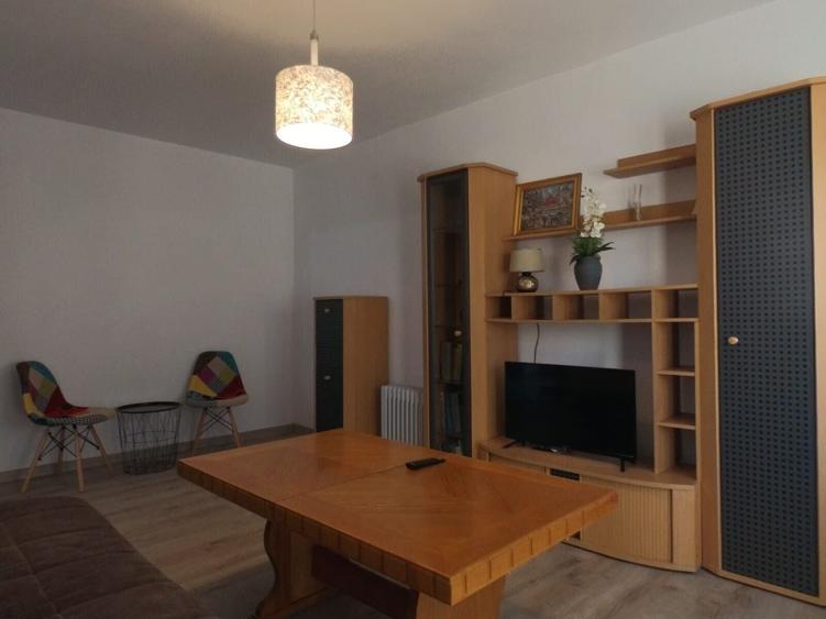 Apartament cu 3 camere nedecomandat în P-ța Alba Iulia
