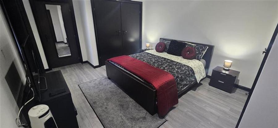 Casă individuală cu 8 camere cu Piscina în 1 Decembrie