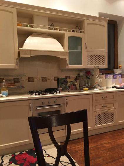 Casă individuală cu 10 camere cu Canalizare în Ultracentral
