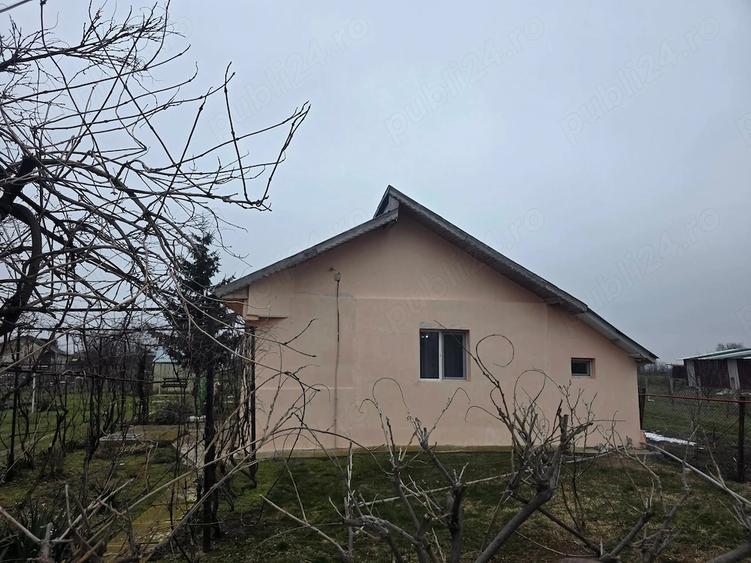 Casă cu 2 camere cu Teren 1000 Mp în Central