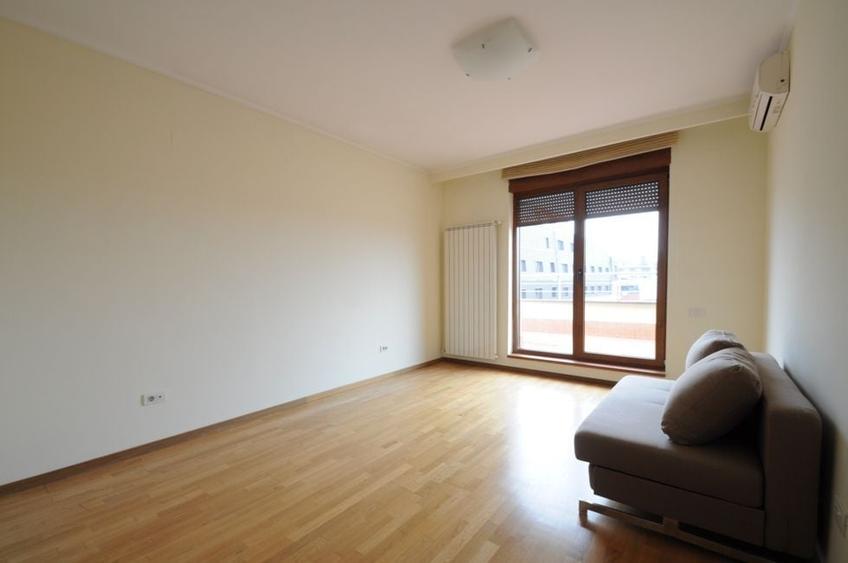 Apartament cu 6 camere decomandat, mobilat în Herăstrău