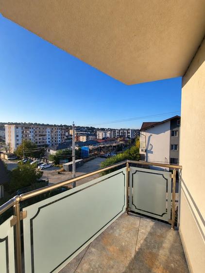 Apartament cu 3 camere semidecomandat în Vișani
