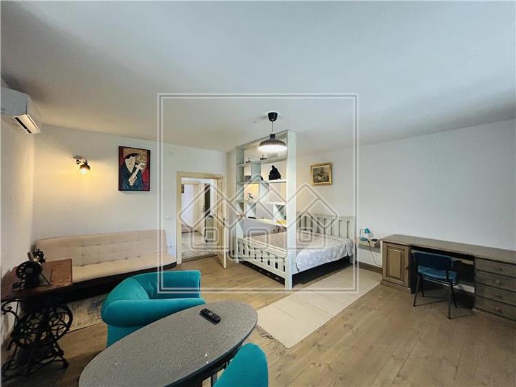 Duplex cu 13 camere cu Teren 253 Mp în Central