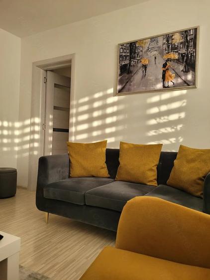 Apartament cu 3 camere semidecomandat în Exterior Vest