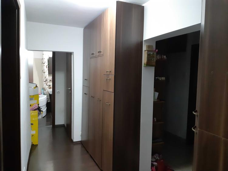 Apartament cu 4 camere decomandat în Apusului
