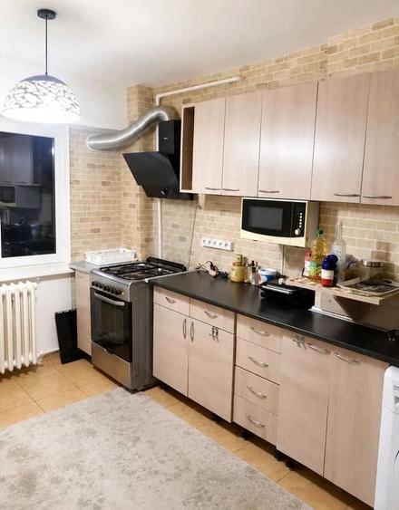 Apartament cu 3 camere semidecomandat, mobilat în Central